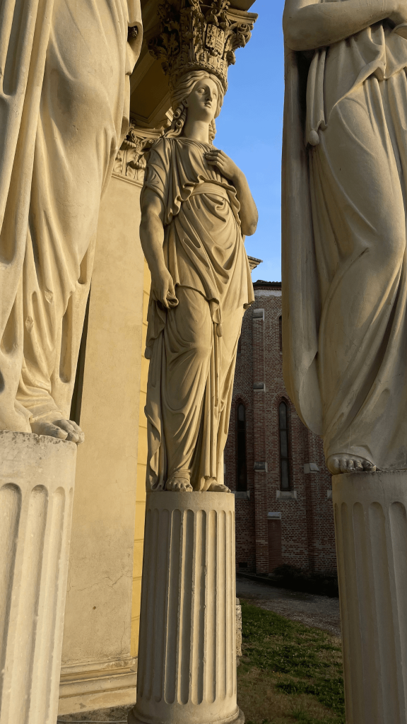 Dettaglio delle Cariatidi alla Rotonda di Tregasio (MB) 