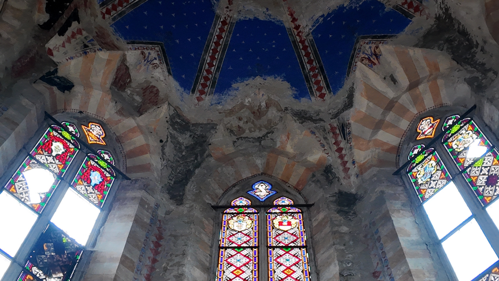 Vetrate del Mausoleo Visconti di Modrone dall'interno dell'edificio. Il mausoleo si trova a Cassago Brianza (LC)