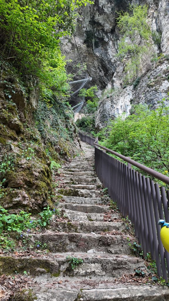 Scale per entrare al Buco del Piombo ad Erba