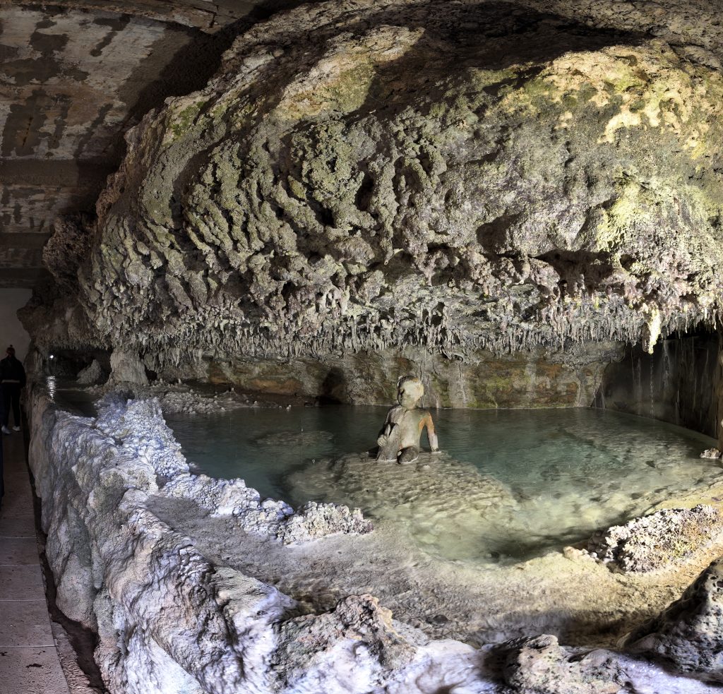 Interno delle Grotte di Realdino con stalattiti e stalagmiti .