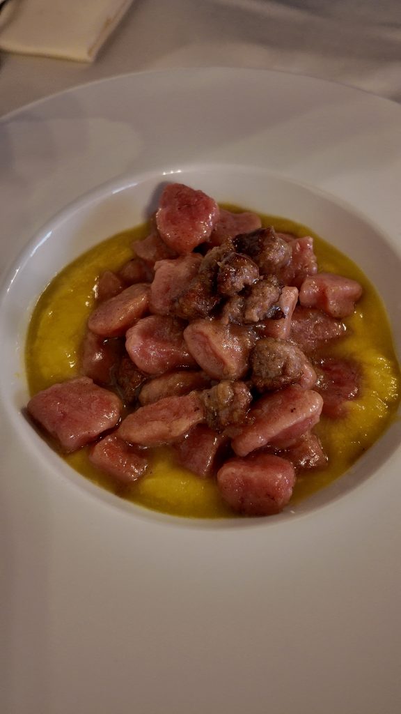 primo piatto di gnocchi e luganega alle Grotte di Realdino il ristorante a Carate Brianza