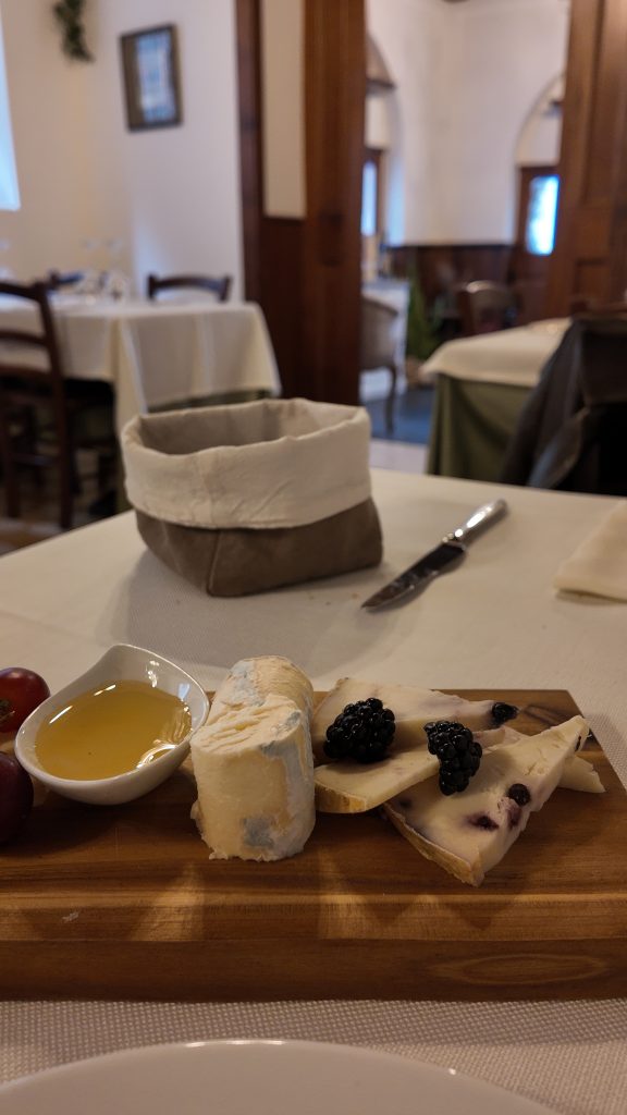 Antipasto di formaggi locali alle Grotte di Realdino a Carate Brianza