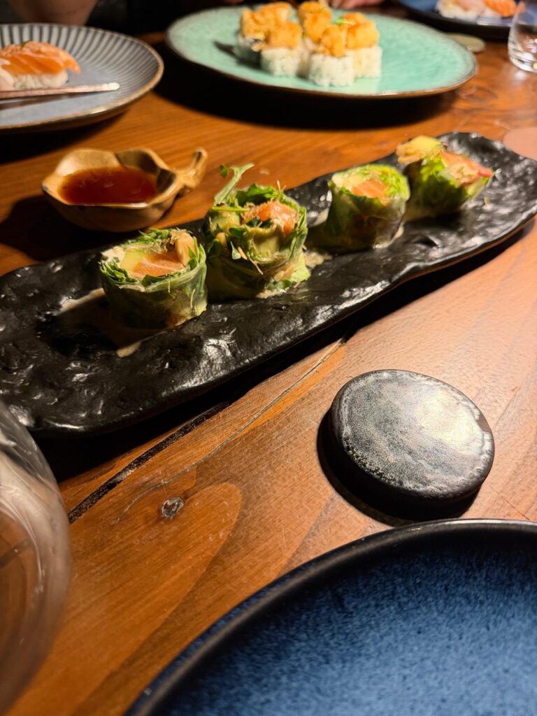 Roll di rucola e salmone del ristorante Mu Fish di Nova Milanese 