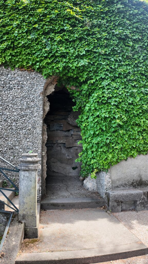 Ingresso grotta artificiale di villa Bertarelli 